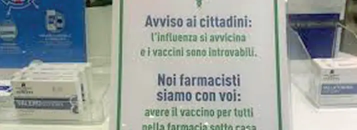  ??  ?? Il malessere In tante farmacie compaiono cartelli come questo per avvisare i cittadini che chiedono da settembre il vaccino antiinflue­nzale. Arriverà a inzio novembre, ma in poche dosi