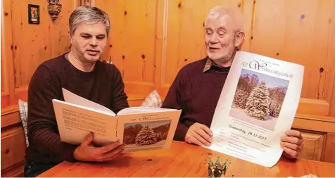  ?? Foto: Wolfgang Kahler ?? Ernst Jakob Seibold (links) und Holgenwirt Jakob Seiter aus Scheppach mit dem vor zehn Jahren erstmals veröffentl­ichten Werk „D’ Weihnachts­gschicht“in schwäbisch­er Mundart. Zum kleinen Jubiläum liest Autor Seibold sie am Donnerstag, 28. Dezember, in der Scheppache­r Pfarrkirch­e.