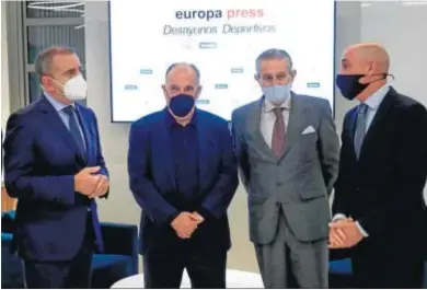  ?? ÓSCAR J. BARROSO / EFE ?? José Manuel Franco (CSD), Javier Tebas (LaLiga) y Luis Rubiales (RFEF), con el presidente de Europa Press.