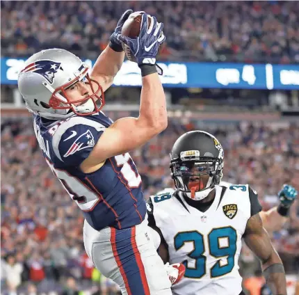 ??  ?? The Patriots’ Danny Amendola catches the winning TD behind the Jaguars’ Tashaun Gipson. GREG M. COOPER/USA TODAY SPORTS