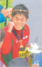  ??  ?? Japonés Yuki Kawauchi quita poder a los kenianos. (EFE) el