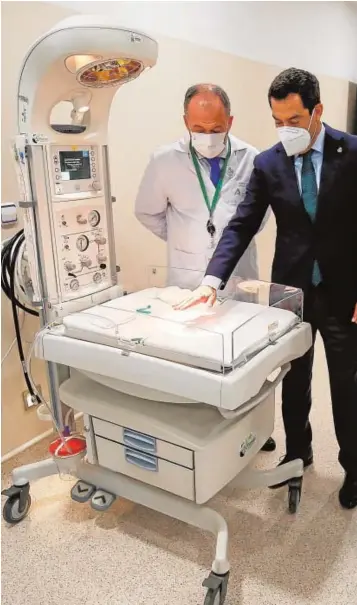  ??  ?? El presidente andaluz, Juanma Moreno, durante su visita ayer el hospital Virgen