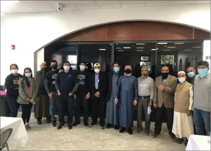  ?? PHOTO COURTESY MOHAMMED HAQUE/NORTH PENN MOSQUE/FACEBOOK ?? Participan­ts of an April 4COVID-19vaccinat­ion clinic pose for a photo at the North Penn Mosque in Lansdale.