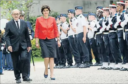  ?? FRANCOIS MORI / AP ?? La nueva ministra de Defensa, Sylvie Goulard (derecha), junto a Jean-Yves Le Drian, que pasa a Exteriores