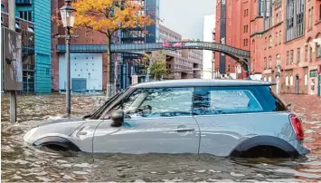  ?? Fotos: Daniel Bockwoldt, dpa (2)/Peter Kuchenbuch Hanken, dpa/Karl Josef Hildenbran­d, dpa ?? Folgen einer Sturmflut: Am Sonntag stand der Hamburger Fischmarkt unter Wasser. Alleine in der Hansestadt musste die Feuer wehr hunderte Male zu Einsätzen ausrücken.