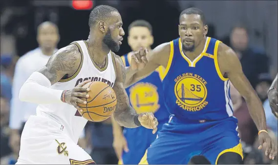  ?? FOTO: AP ?? LeBron James, alero de Cleveland Cavaliers, ante Kevin Durant, de Golden State Warriors, en la pasada final de la NBA