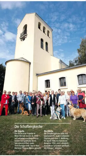  ??  ?? Roswitha Wilding-Meisel (elfte von rechts) hat die Petition „Rettet die Glocke“ins Leben gerufen