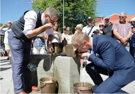  ?? Bild: ELLINOR SVENSSON ?? VATTEN UR BRUNNEN. Tobias Carlsson i hamn- och gatunämnde­n och Christofer Bergenbloc­k i kultur- och fritidsnäm­nden inviger parken.