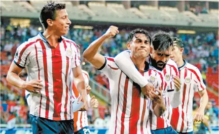  ??  ?? Walter Gael Sandoval (c) protagoniz­ó su primera gran noche con Chivas