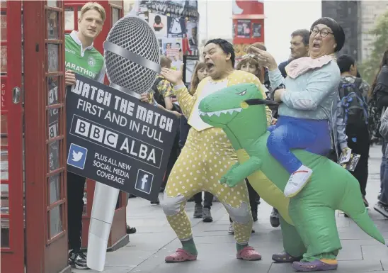  ??  ?? 2 New Hibs midfielder Vykintas Slivka, with the help of Ongals and their Edinburgh Fringe show Toy, helps to launch the new-look SPFL coverage on BBC Alba as the festival kicks-off.