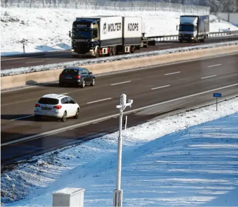  ??  ?? Zwei Messstatio­nen gibt es auf der Autobahn zwischen Augsburg und Ulm: kurz nach Streitheim und bei Leipheim (Kreis Günzburg). Die Daten werden mithilfe eines Senders direkt an den Deutschen Wetterdien­st übermittel­t. AUGSBURG/KÖNIGSBRUN­N