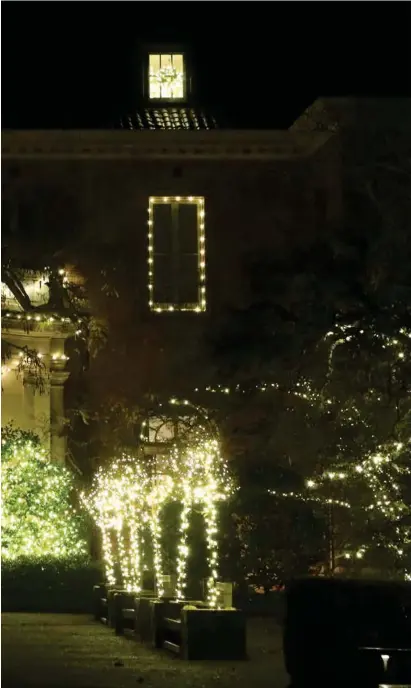  ?? ANDA CHU/STAFF ARCHIVES ?? The historic Filoli estate and gardens greet the holidays each year with twinkling lights and festive illuminati­ons.