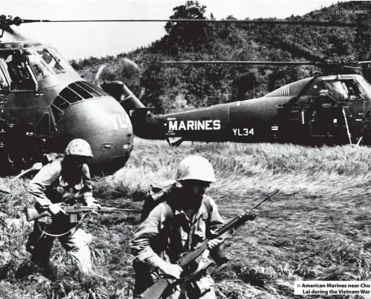  ??  ?? KEYSTONE-FRANCE > American Marines near Chu Lai during the Vietnam War