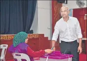  ?? ?? Former Maldives President Ibrahim Solih casts his ballot.