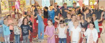  ?? SZ-FOTO: KURT EFINGER ?? „Ich möchte so gerne fliegen“, sangen die Kinder in der Kirchener Schule.