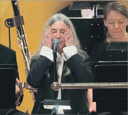  ?? SOREN ANDERSSON / AFP ?? Un momento de la interpreta­ción de Patti Smith, ayer en la ceremonia de entrega de los galardones