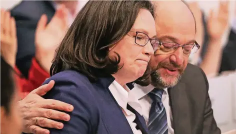  ??  ?? Schnelle Staffelübe­rgabe? Andrea Nahles soll vermutlich zügig das Amt von Noch-Parteichef Martin Schulz übernehmen.