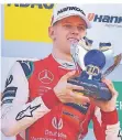  ?? FOTO: DPA ?? Der erste große Pokal: Mick Schumacher (19).