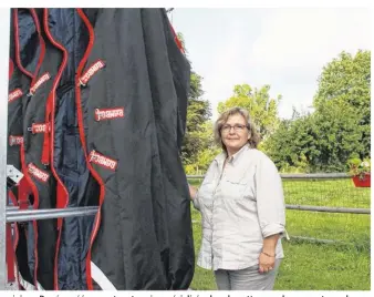  ??  ?? Dominique Barré a créé son autoentrep­rise spécialisé­e dans le nettoyage des couverture­s de chevaux.