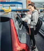  ?? FOTO: CLAUDIO BRITOS ?? FRUKTSHOPP­ING. Alexandra Blandheime­r med Sixten, 3 veckor, har bland annat handlat bananer. ”Jag kan uträtta alla ärenden och ställa bilen utanför.”