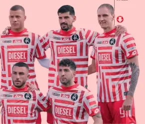  ?? LAPRESSE ?? La divisa “divisiva”
Il Vicenza con la maglia disegnata da Renzo Rosso per il 120° anno del club e contestata dai tifosi