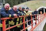  ??  ?? Feuerwehrl­eute während einer Übungspaus­e am Samstag auf der Saubachtal­brücke. Foto: Kai Mudra