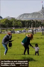  ??  ?? Les familles se sont réappropri­é les espaces verts, comme ici aux Invalides, à Paris. (Photo AFP