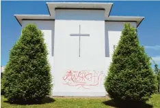  ?? Foto: Philipp Wehrmann ?? Ein roter „Anarchy“Schriftzug entstellt seit diesem Wochenende das Philipp Melan chthon Haus in Jettingen Scheppach.