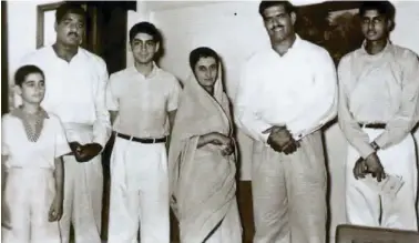  ??  ?? Dara Singh with the Gandhis and Amitabh Bachchan