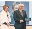  ?? FOTO: DPA ?? Frank-Walter Steinmeier und seine Frau Elke Büdenbende­r schalteten die neue Plattform frei.