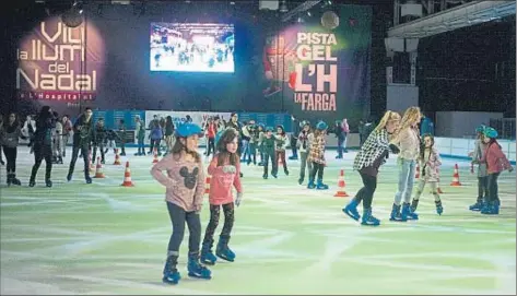  ?? JORDI ROVIRALTA / ARCHIVO ?? Ambiente familiar en la primera edición de la pista de hielo de La Farga de l’Hospitalet las pasadas Navidades