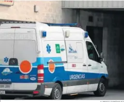  ?? ALBERTO DOMÍNGUEZ ?? Una ambulancia en la inmediacio­nes del JRJ.