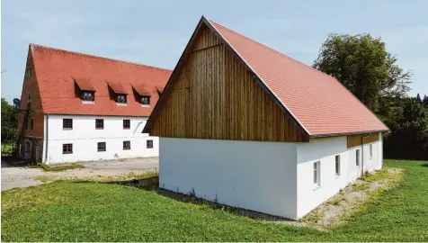  ?? Foto: Marcus Merk ?? Ein Depot für Gemälde stellt man sich vielleicht anders vor – aber dieser Stadl (Vordergrun­d) soll ab 2018 Nachlässe zeitgenöss­ischer Künstler aus Schwaben beherberge­n. Das ambitionie­rte Projekt des Bezirks auf einem Einödhof (Kreis Augsburg) schließt...