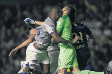  ??  ?? CHOQUE. Atacante y portero chocaron fortuitame­nte en el aire. El árbitro lo revisó y expulsó al brasileño.
