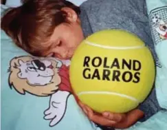  ?? FOTO RR ?? De souvenirba­l na een bezoek aan Roland Garros kreeg een speciale plek in de slaapkamer van Hans.