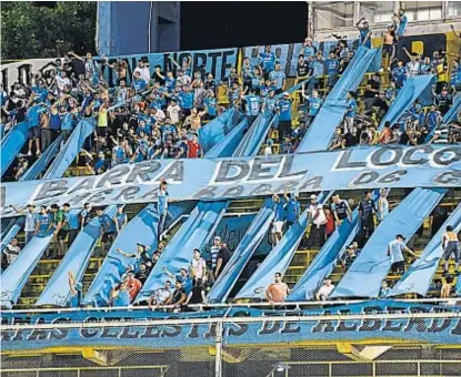  ?? (FOTOBAIRES) ?? Allá arriba. Los hinchas de Belgrano en la segunda bandeja de una de las cabeceras del estadio.