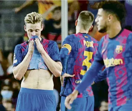  ?? ALBERT GEA / REUTERS ?? De Jong, Piqué i Araújo després d’encaixar un dels gols del Bayern