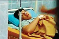  ?? EKO PRIYONO/JAWA POS ?? SEGERA DIPERIKSA: Wiyang terbaring di ruang perawatan Teratai Nomor 9 RS Bhayangkar­a Samsoeri Mertoyoso, Polda Jatim, kemarin.