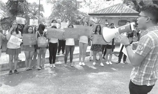  ?? PAUL JUN E. ROSAROSO ?? Students of the University of the Philippine­s-Cebu hold a protest rally yesterday against tuition increase.