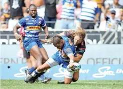  ?? | BackpagePi­x ?? CLAYTON Blommetjie­s of the Stormers reaches over to score as Werner Kok of the Sharks attempts to make a try-saving tackle.