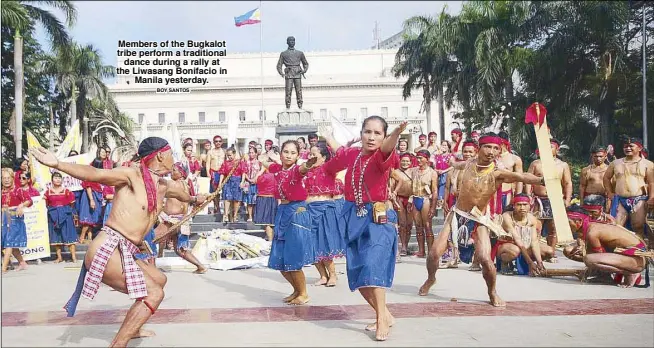  ?? BOY SANTOS ?? Members of the Bugkalot tribe perform a traditiona­l
dance during a rally at the Liwasang Bonifacio in
Manila yesterday.