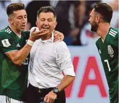  ??  ?? PEMAIN tengah Mexico Hector Herrera (kiri) meraikan kemenangan dengan Osorio (tengah).
