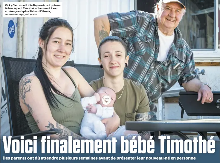  ?? PHOTO AGENCE QMI, JOËL LEMAY ?? Vicky Cléroux et Lidia Dujmovic ont présenté hier le petit Timothé, notamment à son arrière-grand-père Richard Cléroux,