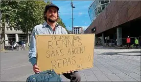  ??  ?? Avec sa pancarte, Edwin Bézier va arpenter les rues de Rennes pendant dix jours.