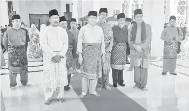  ??  ?? SELESAI: Abang Johari berangkat pulang selepas menunaikan solat sunat Aidiladha diiringi Karim, Asfia, Idris dan Misnu di Masjid Jamek Negeri Sarawak, semalam.