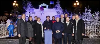  ?? (DR) ?? Christian Estrosi, Eric Ciotti, les maires et conseiller­s départemen­taux de la montagne et des stations de ski des Alpes-maritimes ont lancé, hier de la place Masséna dans un décor signé Cédric Pignataro, le célèbre carnavalie­r niçois, la saison de ski...