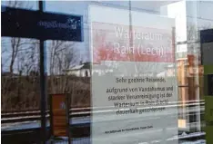  ?? Foto: Würmseher ?? Der Wartesaal am Bahnhof Rain bleibt geschlosse­n, das weist dieses Schild an der Glastüre aus. Selbst bei heftigem Frost gibt es da keine Ausnahme.