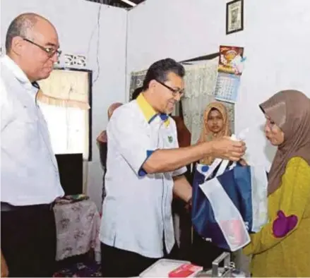  ??  ?? Perlis Menteri Besar Datuk Seri Azlan Man (second from left) and NCIA chief executive Datuk Redza Rafiq (left) visiting the local folks in Pauh, Perlis.