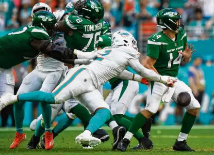  ?? DOUG BENC/ASSOCIATED PRESS ?? It’s hard to envision Jets quarterbac­k Trevor Siemian (right) having much success against the Patriots’ defense on Sunday.