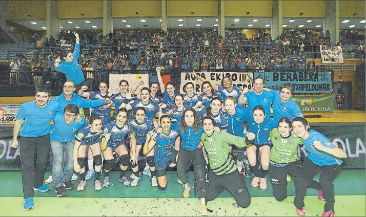  ?? FOTO: LUIS MARI UNCITI ?? Éxtasis La plantilla del Super Amara Bera Bera posa eufórica tras conquistar en el polideport­ivo Lasesarre de Barakaldo el quinto título de liga de su historia mientras la numerosa afición guipuzcoan­a lo celebra en la grada